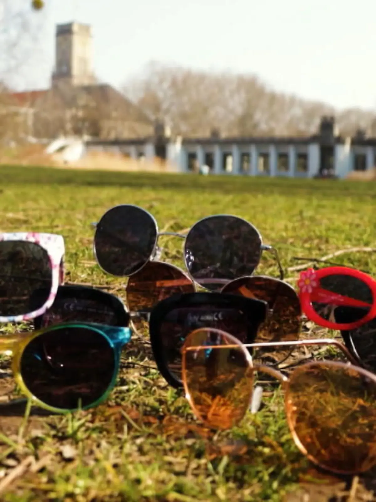 Die Sonne ist da, die Sonnenbrillen werden wieder ausgepackt. Aber Brille ist nicht gleich Brille. Was muss eine Sonnenbrille erfüllen, damit sie unsere Augen wirklich vor Sonnenstrahlen schützt? Im Video decken wir die größten Mythen auf: Ist der Schutz höher, je dunkler die Gläser sind? Nimmt der Schutzfaktor der Brille über die Jahre ab? Und sind größere Billen sicherer als kleine? Wir sorgen für Durchblick!