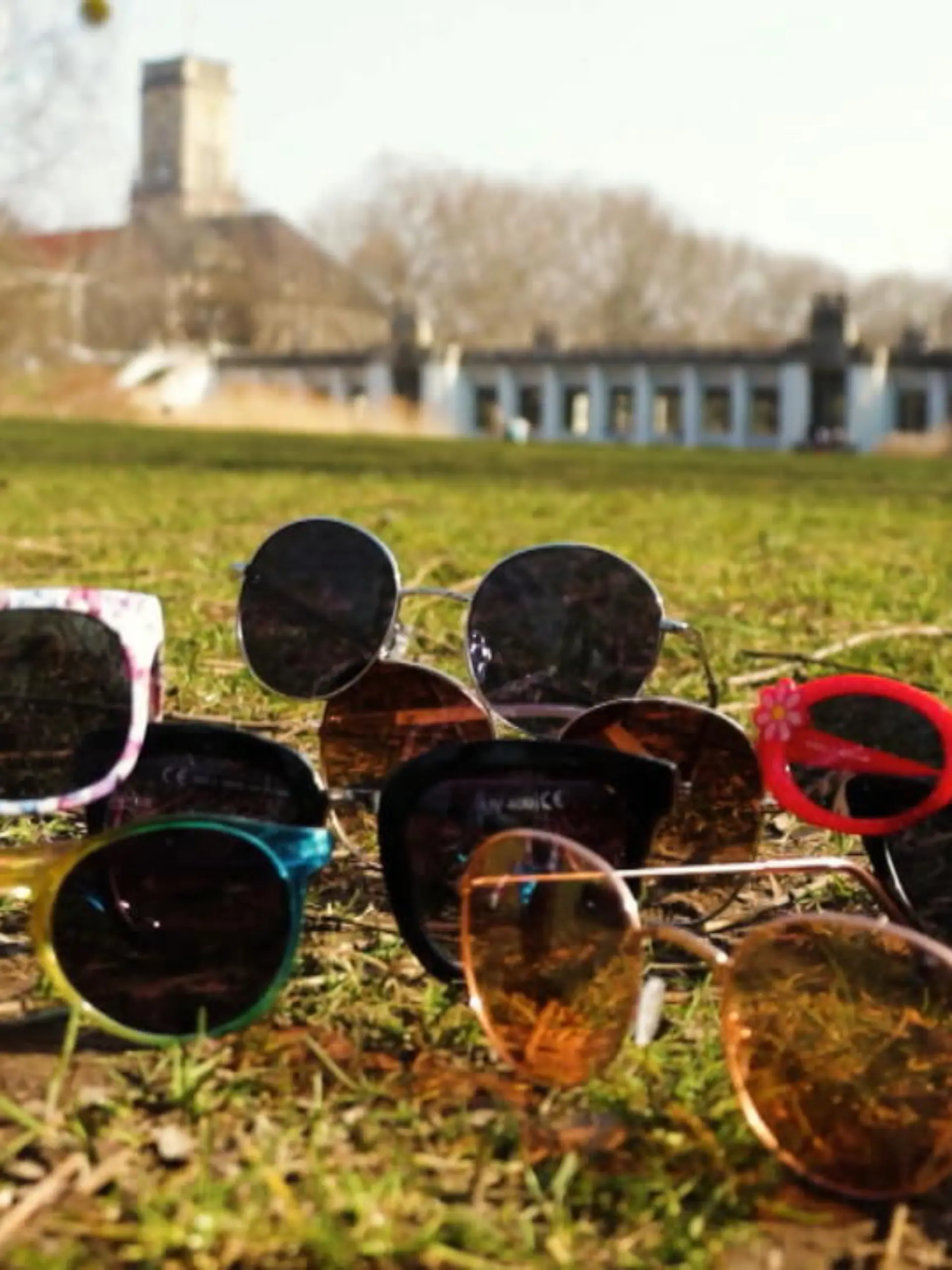 Die Sonne ist da, die Sonnenbrillen werden wieder ausgepackt. Aber Brille ist nicht gleich Brille. Was muss eine Sonnenbrille erfüllen, damit sie unsere Augen wirklich vor Sonnenstrahlen schützt? Im Video decken wir die größten Mythen auf: Ist der Schutz höher, je dunkler die Gläser sind? Nimmt der Schutzfaktor der Brille über die Jahre ab? Und sind größere Billen sicherer als kleine? Wir sorgen für Durchblick!
