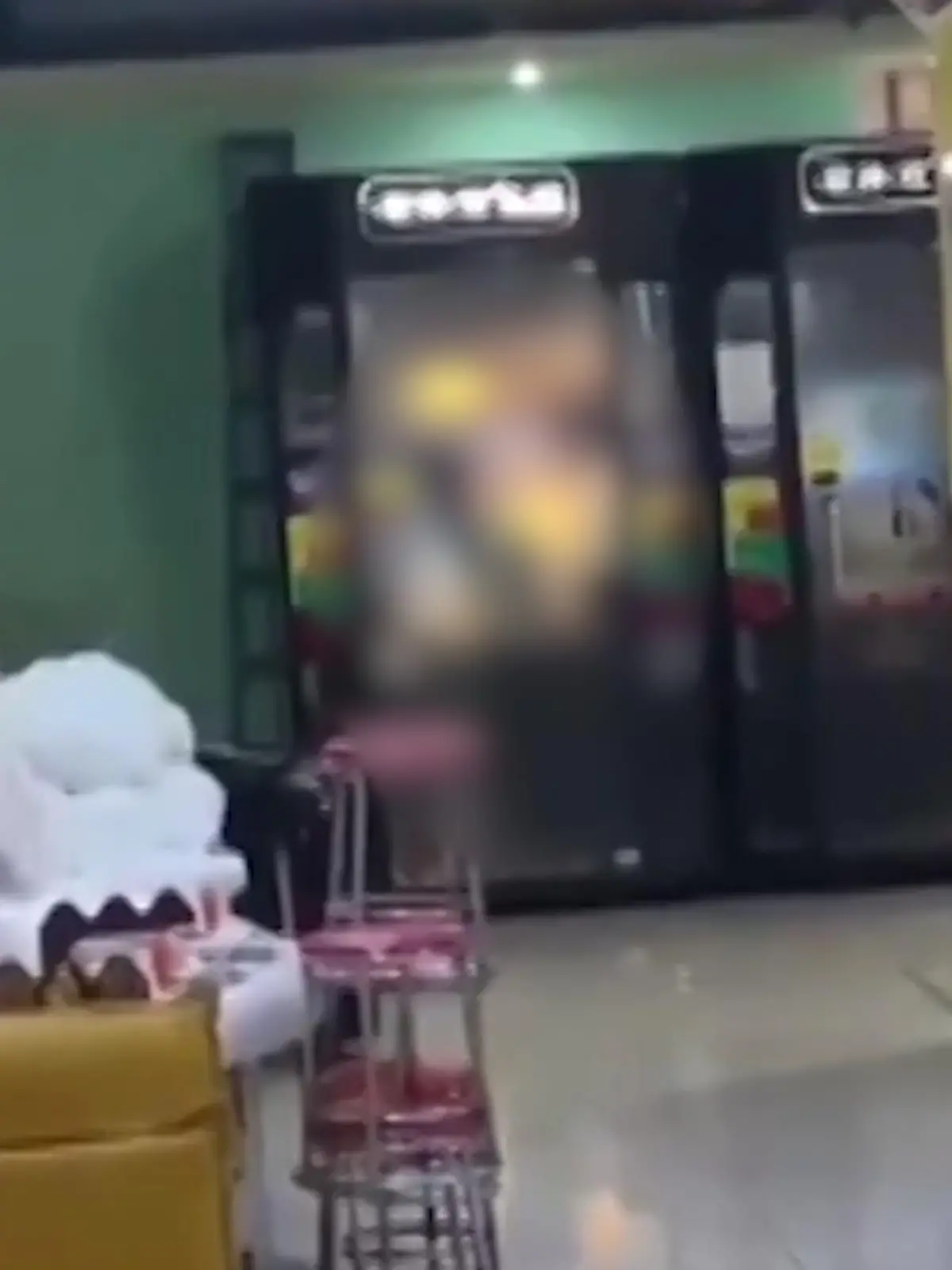 Ein junges Pärchen aus China funktioniert die Karaoke-Kabine kurzerhand um: Gesungen wird in hier weniger, vielmehr scheint das Paar Sex zu haben. Doch ihr Liebesspielchen endet schneller als gedacht - im Video.