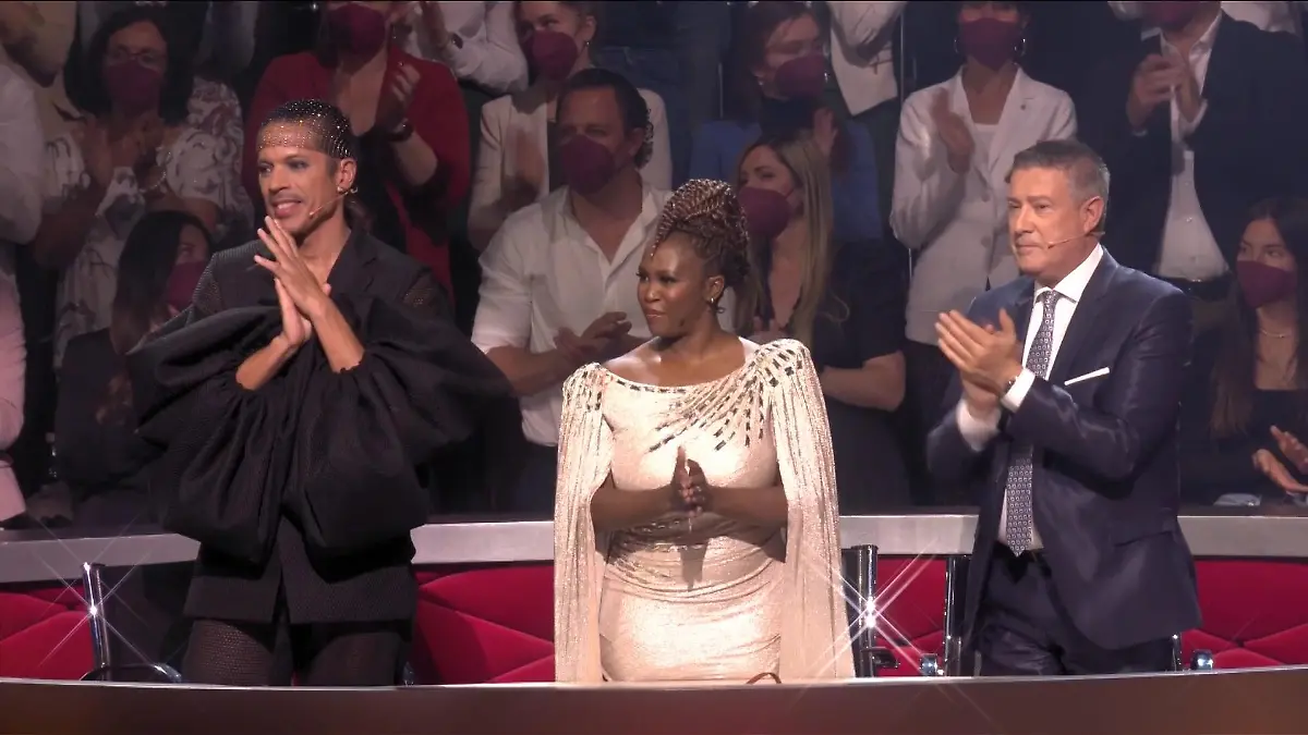 Nach der Performance gibt's im ganzen "Let's Dance"-Studio Standing Ovations - auch von der Jury!