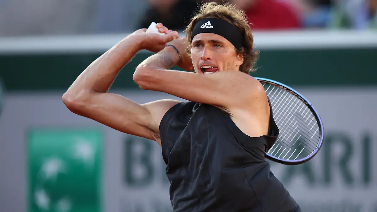 PARIS, FRANCE - MAY 27: Alexander Zverev of Germany plays a backhand against Brandon Nakashima of The United States during the Men's Singles Third Round match on Day 6 of The 2022 French Open at Roland Garros on May 27, 2022 in Paris, France. (Photo by Adam Pretty/Getty Images)