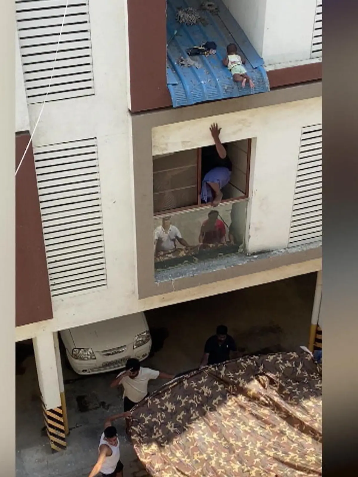 Ihre Füße hängen bereits über dem Blech! In einer Stadt in Indien ist ein acht Monate altes Baby auf ein Hausdach gefallen. Mutige Anwohner reagieren sofort und spannen ein provisorisches Sicherheitsnetz aus Bettlaken und Decken. Die dramatische Rettung zeigen wir im Video.