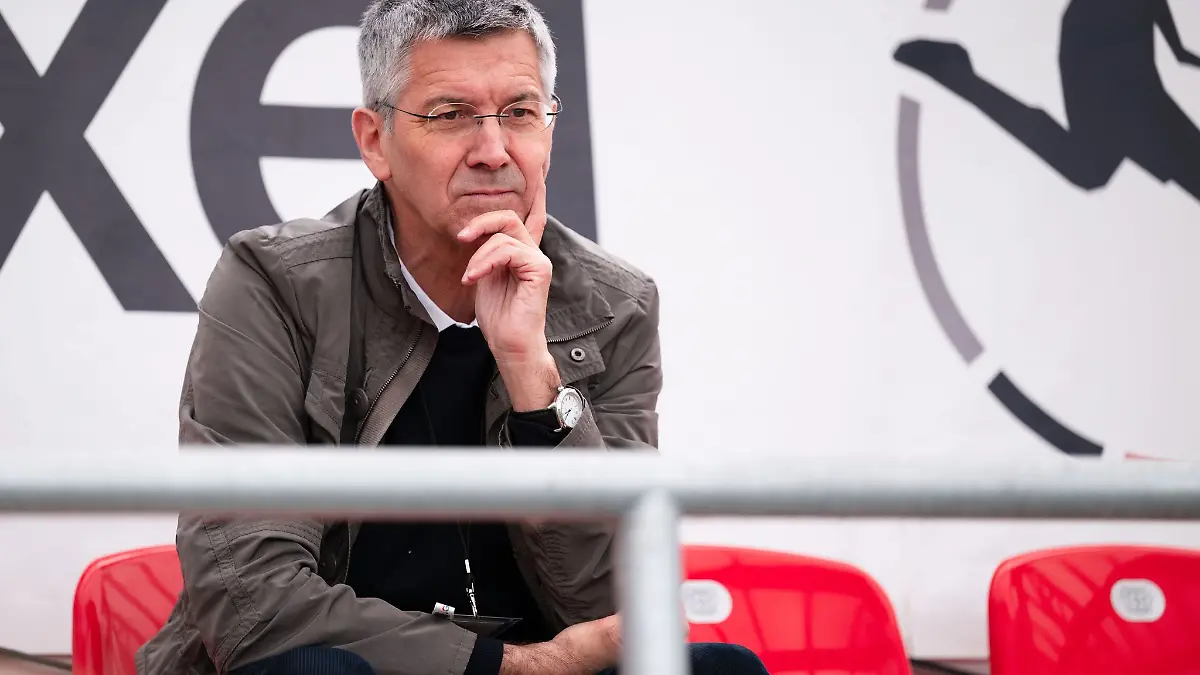 Bayern Münchens Präsident Herbert Hainer sitzt auf der Tribüne.
