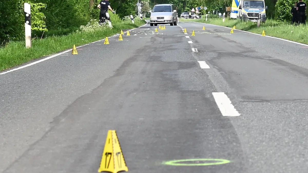 04.05.2024, Nordrhein-Westfalen, Dorsten: Markierungen der Polizei stehen an der Stelle, an der ein Fußgänger vermutlich von einem unbekannten Auto erfasst und getötet wurde. Ein 21-jähriger Fußgänger ist nach einem Unfall im Kreis Recklinghausen tot auf der Straße liegend gefunden worden. Ein Autofahrer hatte die Leiche am frühen Samstagmorgen in Dorsten-Lembeck gefunden, wie die Polizei mitteilte. Foto: Guido Bludau/dpa +++ dpa-Bildfunk +++