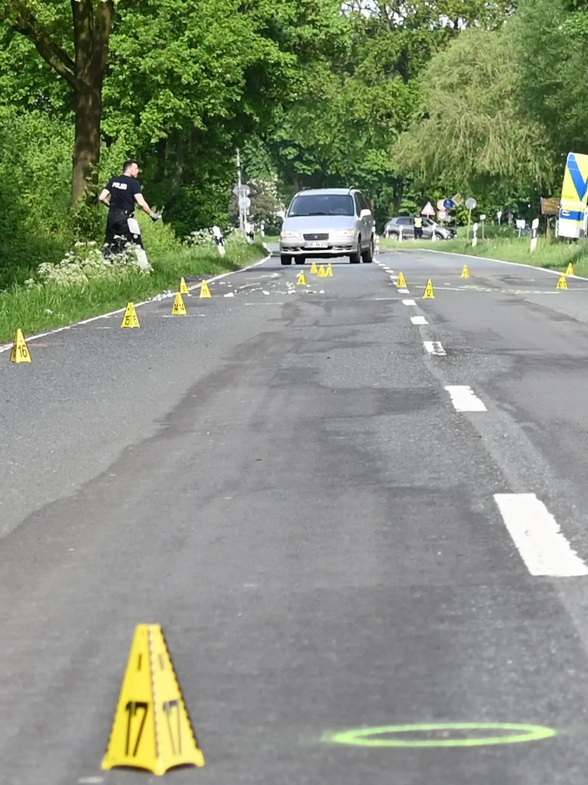 04.05.2024, Nordrhein-Westfalen, Dorsten: Markierungen der Polizei stehen an der Stelle, an der ein Fußgänger vermutlich von einem unbekannten Auto erfasst und getötet wurde. Ein 21-jähriger Fußgänger ist nach einem Unfall im Kreis Recklinghausen tot auf der Straße liegend gefunden worden. Ein Autofahrer hatte die Leiche am frühen Samstagmorgen in Dorsten-Lembeck gefunden, wie die Polizei mitteilte. Foto: Guido Bludau/dpa +++ dpa-Bildfunk +++