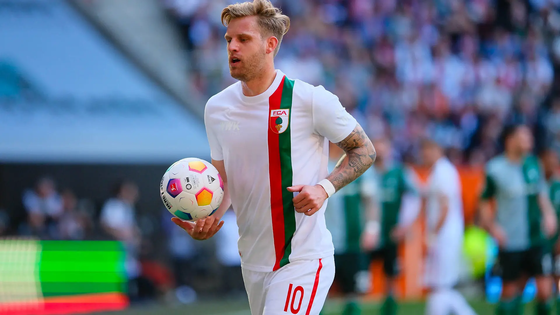Arne Maier 10, FC Augsburg beim Spiel FC Augsburg v SV Werder Bremen, Fußball, Herren, Bundesliga, 2023/2024, 31.Spieltag am 27.04.2024 in Augsburg, WWK-Arena. ***DFL and DFB regulations prohibit any use of photographs as image sequences and/or quasi-video.*** Bayern Deutschland *** Arne Maier 10, FC Augsburg at the match FC Augsburg v SV Werder Bremen, Soccer, Men, Bundesliga, 2023 2024, Matchday 31 on 27 04 2024 in Augsburg, WWK Arena DFL and DFB regulations prohibit any use of photographs as image sequences and or quasi video Bayern Germany