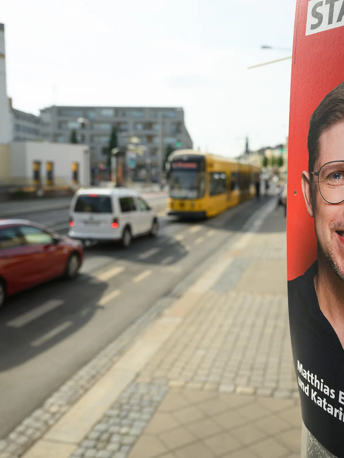 04.05.2024, Sachsen, Dresden: Ein Wahlplakat des sächsischen SPD-Spitzenkandidaten zur Europawahl, Matthias Ecke hängt an der Schandauer Straße im Stadtteil Striesen an einem Laternenmast. Der sächsische SPD-Spitzenkandidat zur Europawahl, Matthias Ecke, ist beim Plakatieren im Dresdner Stadtteil Striesen angegriffen und schwer verletzt worden. Beim Befestigen von Wahlplakaten am späten Freitagabend schlugen vier Unbekannte auf den 41-Jährigen ein, wie Polizei und Partei am Samstag mitteilten. Foto: Robert Michael/dpa - ACHTUNG: Nur zur redaktionellen Verwendung im Zusammenhang mit der aktuellen Berichterstattung und nur mit vollständiger Nennung des vorstehenden Credits +++ dpa-Bildfunk +++