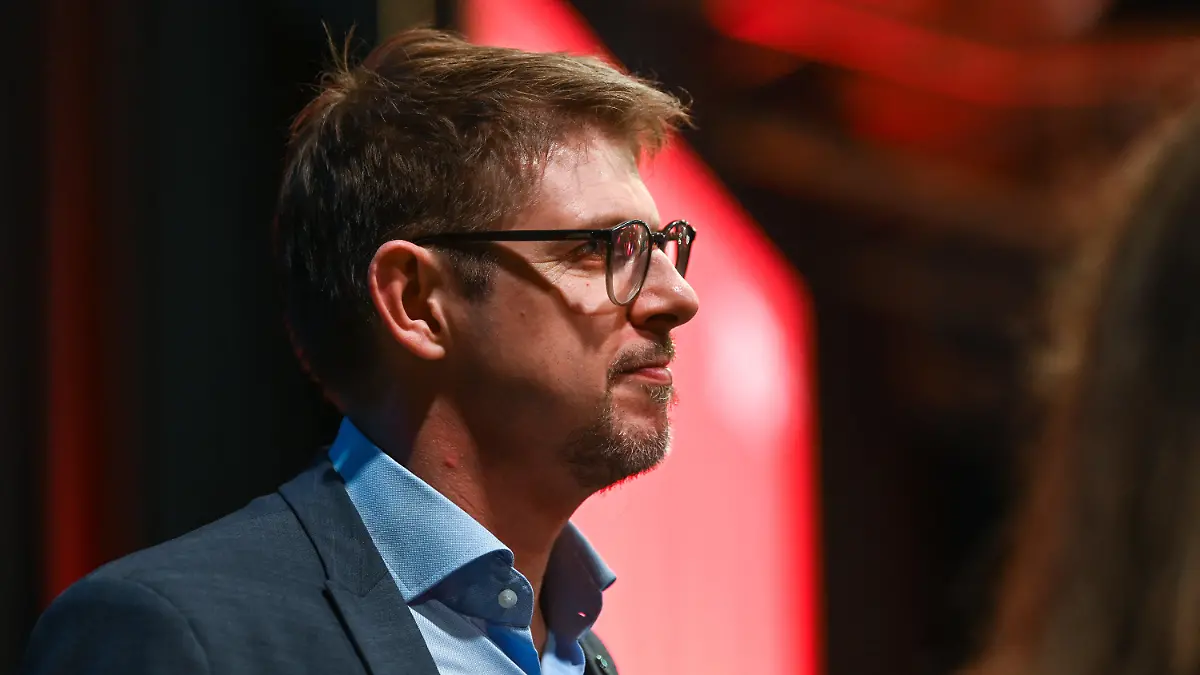 ARCHIV - 24.06.2023, Sachsen, Chemnitz: Europaabgeordneter Matthias Ecke auf dem Landesparteitag der SPD Sachsen in Chemnitz. (zu dpa: «SPD-Europaabgeordneter beim Plakatieren angegriffen - schwer verletzt») Foto: Heiko Rebsch/dpa +++ dpa-Bildfunk +++