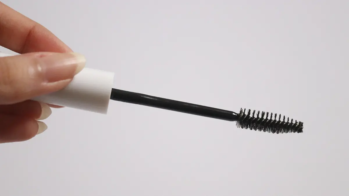 RECORD DATE NOT STATED  A closeup shot of a black mascara on a white background *** einer closeupe erschossen des einer Schwarz Wimperntusche am einer wei
