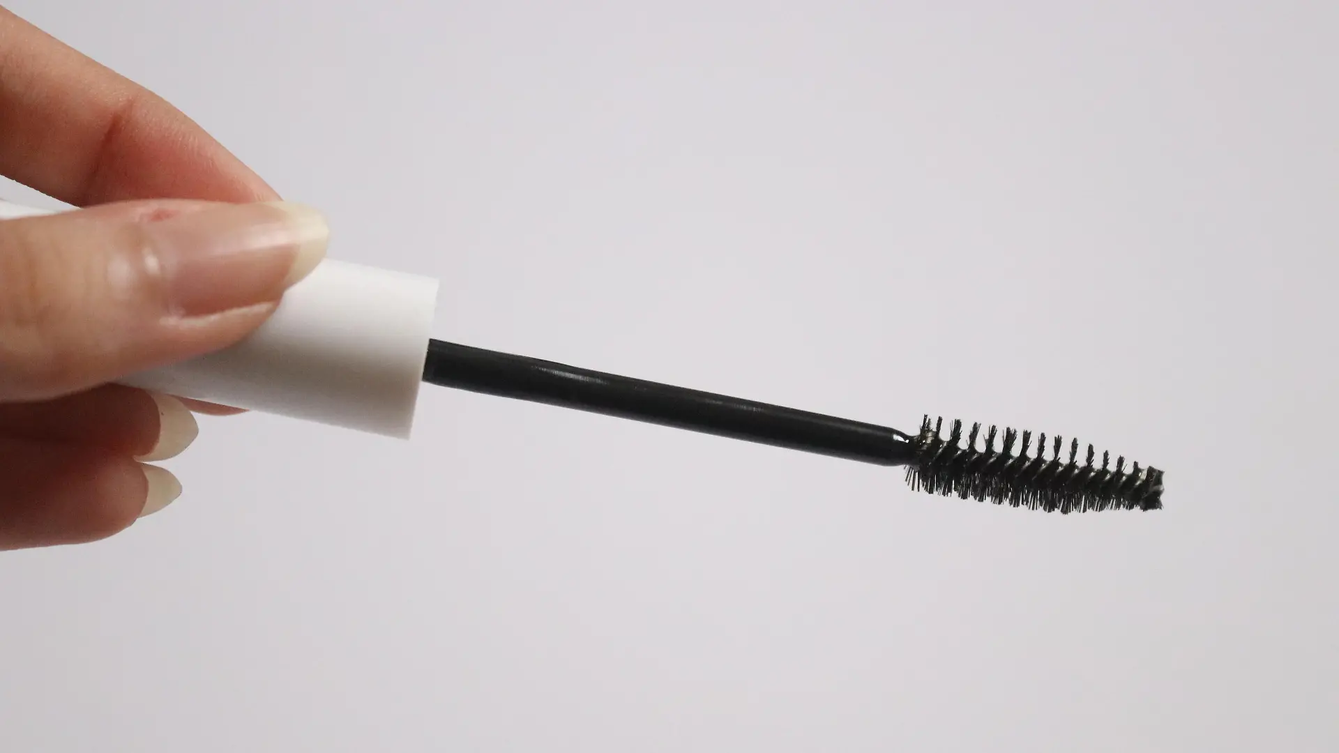 RECORD DATE NOT STATED  A closeup shot of a black mascara on a white background *** einer closeupe erschossen des einer Schwarz Wimperntusche am einer wei