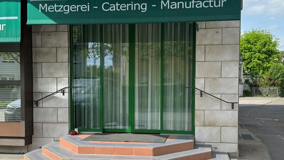 Vor der Metzgerei in Ludwigsburg liegt eine Rose in Gedenken an den erschossenen Metzger.