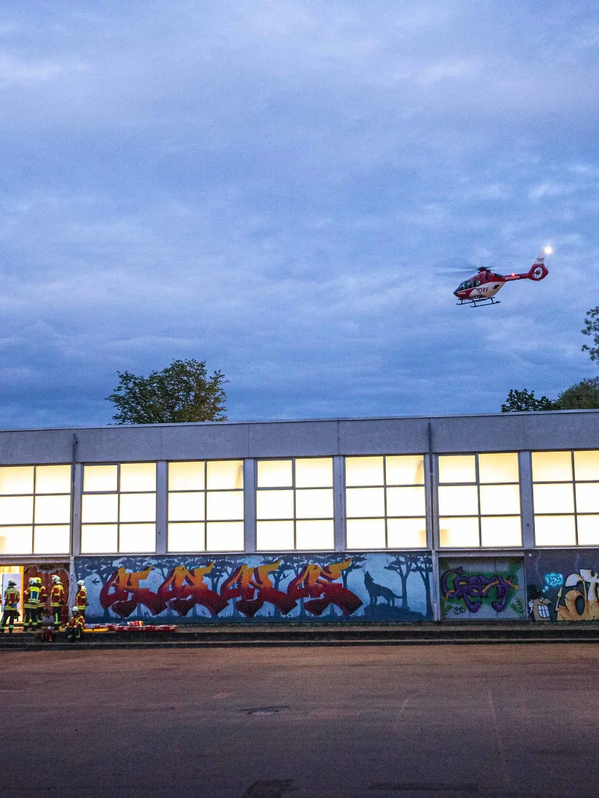 7aIMG: 0428801 am Samstagabend kam es in Remshalden zu einem Großeinsatz. Auf einer Sporthalle Gelangen Kinder auf das Dach. Daraufhin stürzte das Dach zum Teil ein und die Kinder fielen auf den Sport. Hallenboden circa 10-15 m tief. Feuerwehr Rettungsdienst kümmert sich um die Verletzten und retteten sie. Drei von den Kindern kamen mit Rettungshubschrauber in eine Klinik. Weitere grüne aktuell unklar.Baden-Württemberg,  Remshalden, Deutschland Fotograf: 7aktuell.de/ Adomat 7aID:37539