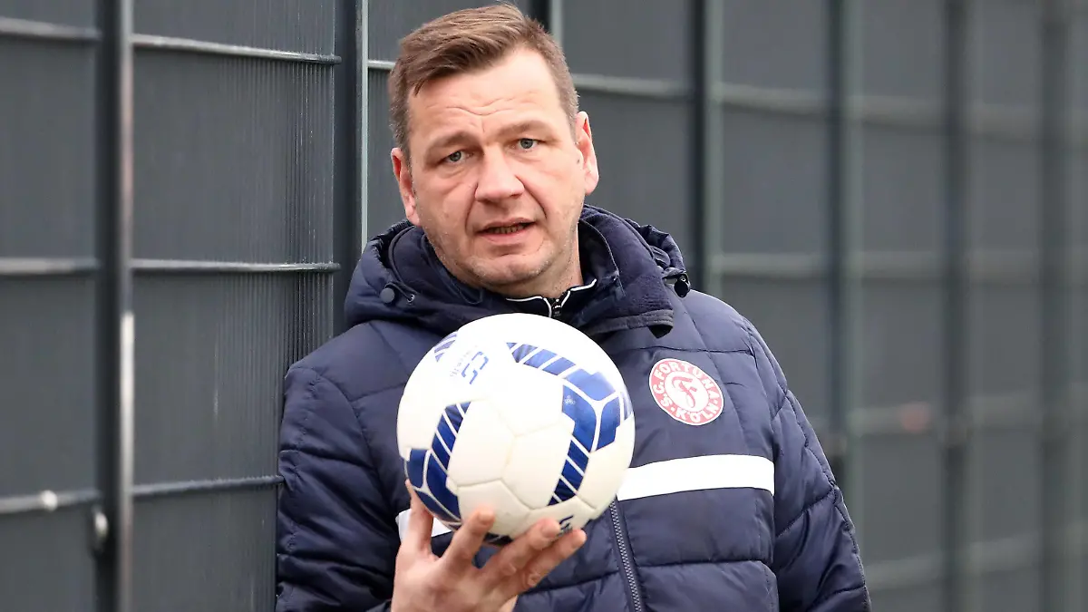 SC Fortuna Köln 4.Liga Südstadion Trainingsauftakt zur Rückrunde Torwarttrainer Georg Koch Fortuna 05.01.2020 Bild: *** Sport SC Fortuna Köln 4 Liga Südstadion Training kick-off for the second half of the season Goalkeeping coach Georg Koch Fortuna 05 01 2020 Picture
