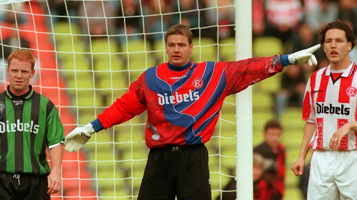 ARCHIV - 28.09.1996, Nordrhein-Westfalen, Düsseldorf: Georg Koch (M), Torwart vom Fußball-Bundesligisten Fortuna Düsseldorf, aufgenommen beim Heimspiel gegen Borussia Mönchengladbach im Düsseldorfer Rheinstadion eingerahmt vom Gladbacher Jörgen Pettersson (l) und dem Düsseldorfer Rudi Istenic (r). In einem Interview berichtet der heute 52-Jährige von seiner Krebserkrankung. (zu dpa: ««Ich werde sterben»: Früherer Torwart Koch berichtet von Krankheit») Foto: dpa/dpa +++ dpa-Bildfunk +++