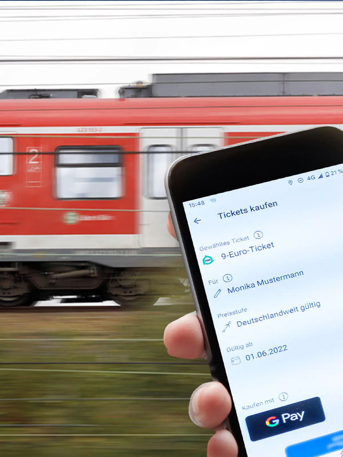 Kollage: Zug und Mensch bucht das 9-Euro-Ticket über App