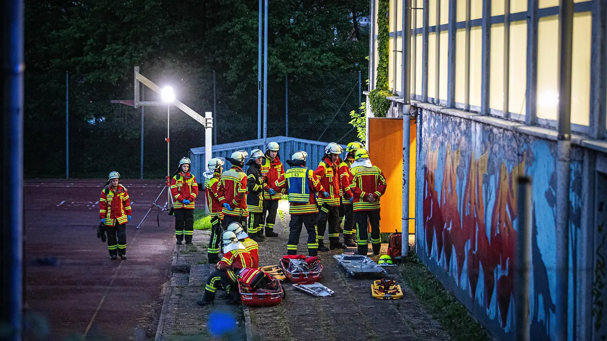 Aalen ots Remshalden-Grunbach: Kinder bei Absturz in Turnhalle schwer verletzt Gegen 20:21 Uhr wurde der Polizei mitgeteilt, dass 4 Kinder im Alter von 13 Jahren auf ein Hallendach in der Goethestraße geklettert sind. Hierbei sind sie durch ein Oberlicht gebrochen und ca. 8 Meter in die Tiefe gestürzt. Bei dem Sturz wurden alle 4 Kinder schwer verletzt. Warum die Kinder auf das Dach geklettert sind und wie sie auf das Dach gekommen sind, wird derzeit noch untersucht. Bei dem Einsatz, bei dem 3 Rettungshubschrauber im Einsatz waren, waren zudem 2 Streifen der Polizei, sowie 7 Fahrzeuge der Feuerwehr mit 40 Mann und 13 Fahrzeuge des Rettungsdienstes mit 2 Notärzten vor Ort. *** Aalen ots Remshalden Grunbach Children seriously injur Copyright: xSimonxAdomatx