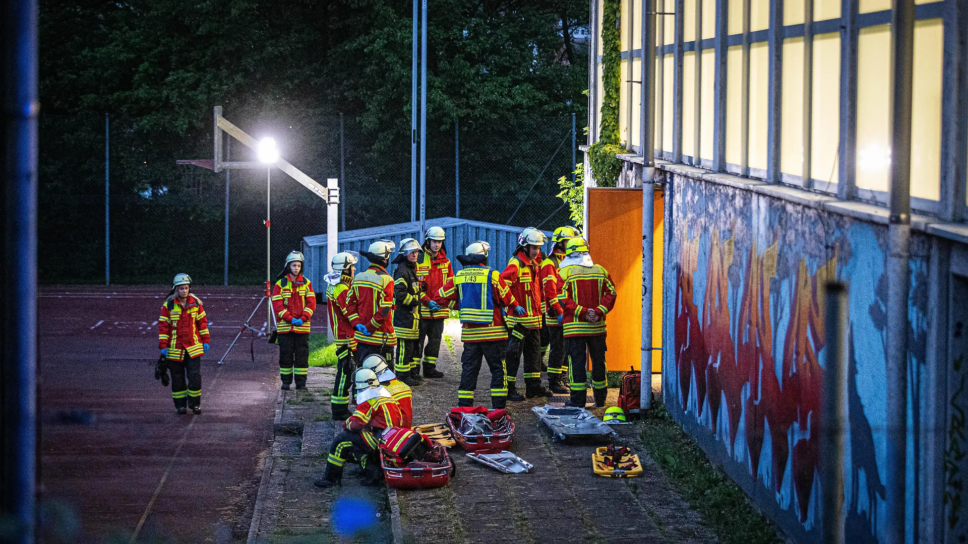 Aalen ots Remshalden-Grunbach: Kinder bei Absturz in Turnhalle schwer verletzt Gegen 20:21 Uhr wurde der Polizei mitgeteilt, dass 4 Kinder im Alter von 13 Jahren auf ein Hallendach in der Goethestraße geklettert sind. Hierbei sind sie durch ein Oberlicht gebrochen und ca. 8 Meter in die Tiefe gestürzt. Bei dem Sturz wurden alle 4 Kinder schwer verletzt. Warum die Kinder auf das Dach geklettert sind und wie sie auf das Dach gekommen sind, wird derzeit noch untersucht. Bei dem Einsatz, bei dem 3 Rettungshubschrauber im Einsatz waren, waren zudem 2 Streifen der Polizei, sowie 7 Fahrzeuge der Feuerwehr mit 40 Mann und 13 Fahrzeuge des Rettungsdienstes mit 2 Notärzten vor Ort. *** Aalen ots Remshalden Grunbach Children seriously injur Copyright: xSimonxAdomatx