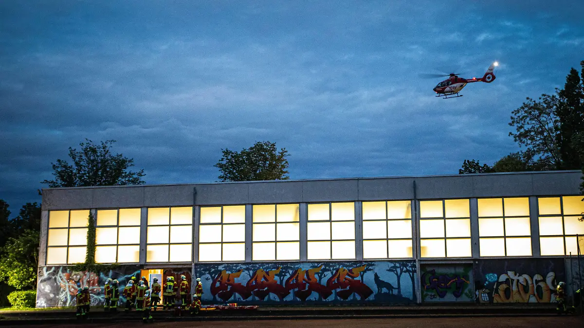 Aalen ots Remshalden-Grunbach: Kinder bei Absturz in Turnhalle schwer verletzt Gegen 20:21 Uhr wurde der Polizei mitgeteilt, dass 4 Kinder im Alter von 13 Jahren auf ein Hallendach in der Goethestraße geklettert sind. Hierbei sind sie durch ein Oberlicht gebrochen und ca. 8 Meter in die Tiefe gestürzt. Bei dem Sturz wurden alle 4 Kinder schwer verletzt. Warum die Kinder auf das Dach geklettert sind und wie sie auf das Dach gekommen sind, wird derzeit noch untersucht. Bei dem Einsatz, bei dem 3 Rettungshubschrauber im Einsatz waren, waren zudem 2 Streifen der Polizei, sowie 7 Fahrzeuge der Feuerwehr mit 40 Mann und 13 Fahrzeuge des Rettungsdienstes mit 2 Notärzten vor Ort. *** Aalen ots Remshalden Grunbach Children seriously injur Copyright: xSimonxAdomatx