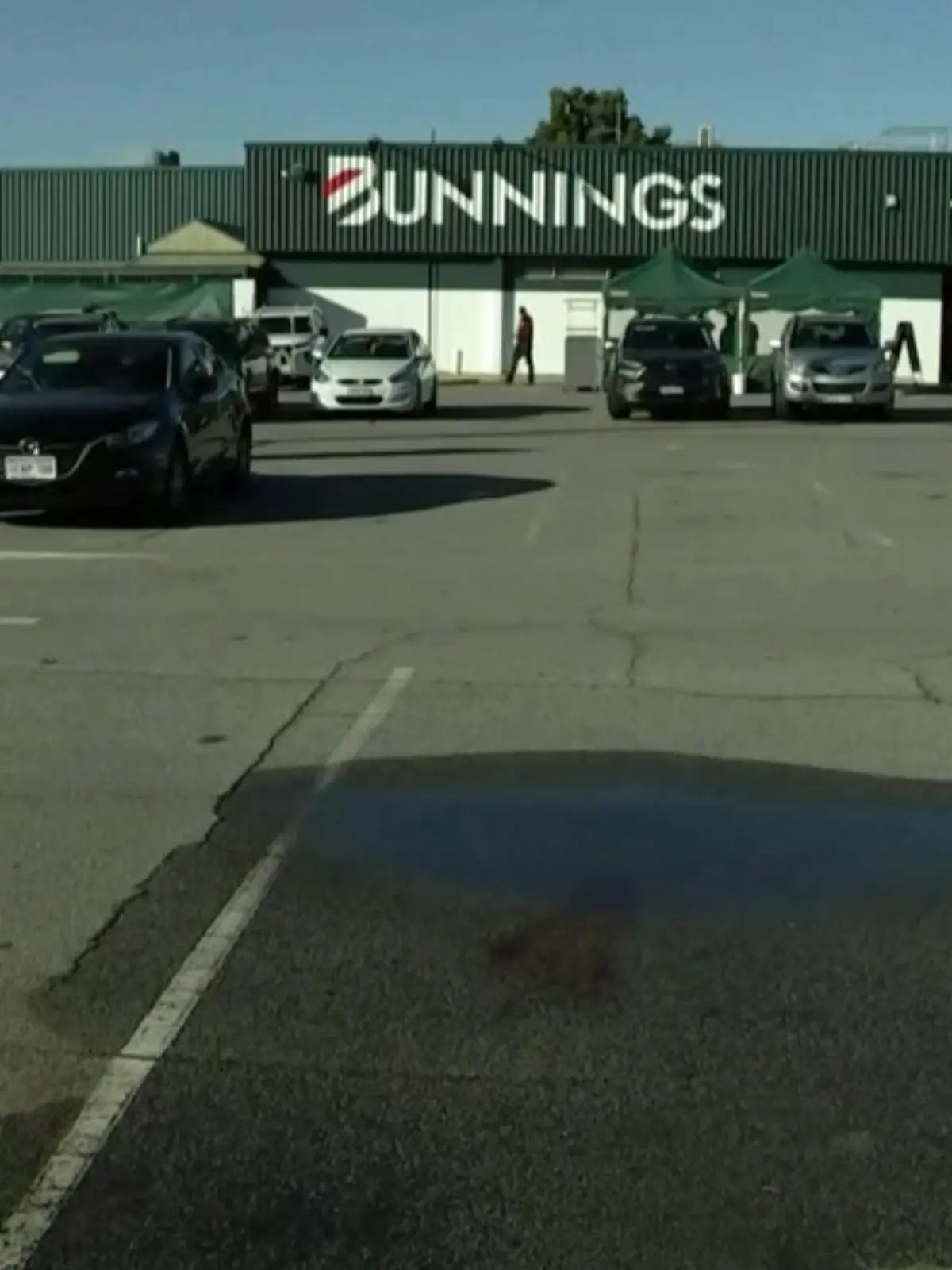 Ein Parkplatz mit einer Blutlache.