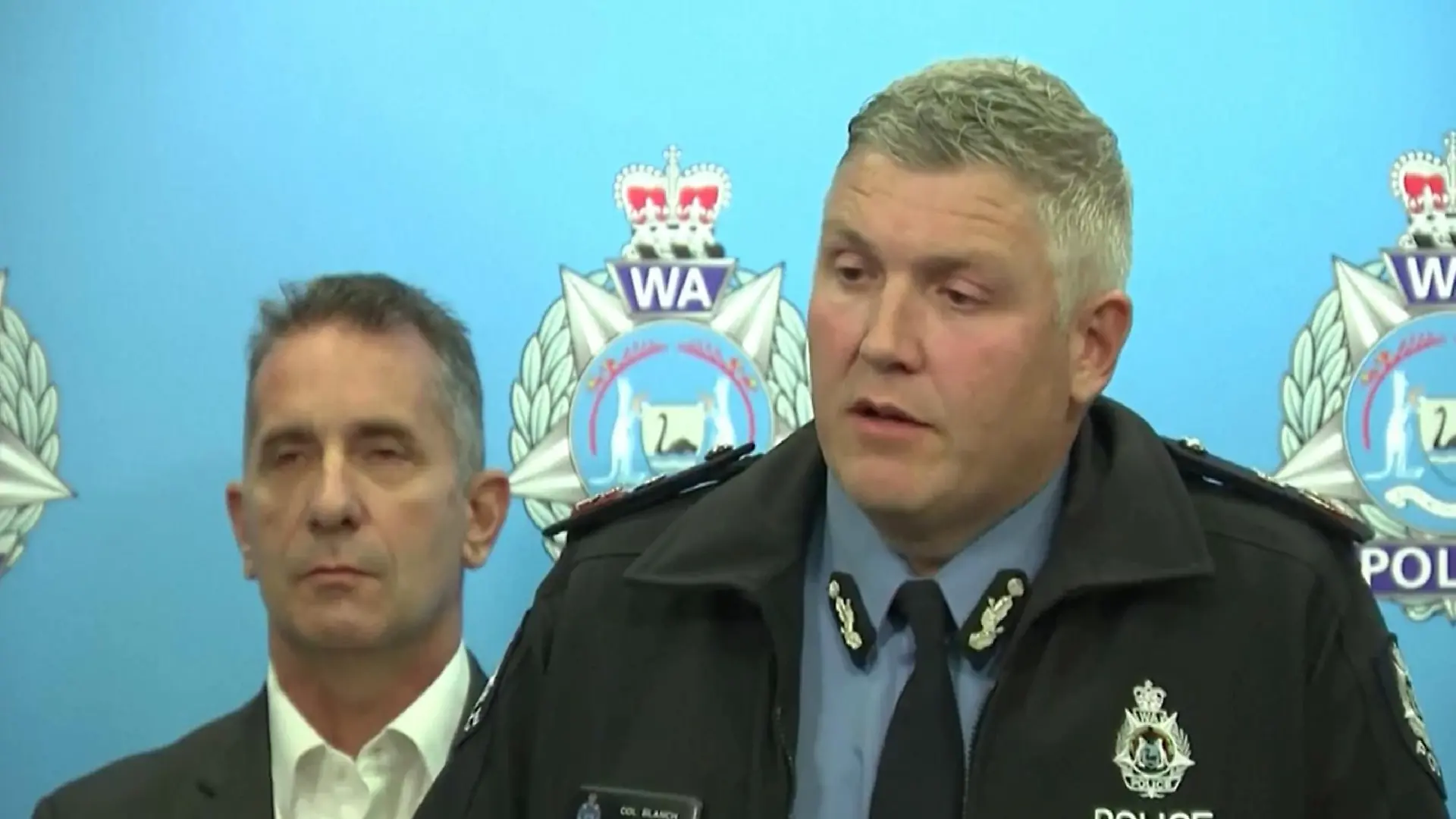 Ein Polizeipräsident an einem Rednerpult.