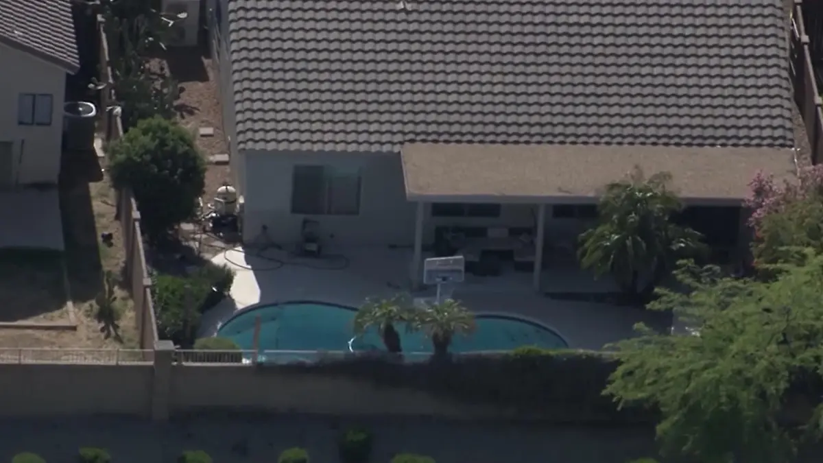 Ein Pool hinter einem Haus.