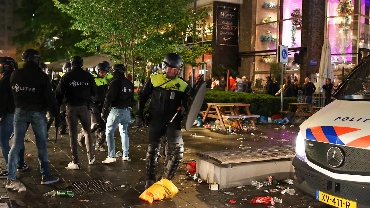 ROTTERDAM - The police have arrested dozens of people in Rotterdam after Feyenoord s lost match against AS Roma. It is restless in several places in the city. The riot police had to carry out charges and a water launcher was also deployed on the Coolsingel. ANP MEDIA TV xVIxANPxSportx/xxANPxIVx *** ROTTERDAM The police have arrested dozens of people in Rotterdam after Feyenoord s lost match against AS Roma It is restless in several places in the city The riot police had to carry out charges and a water launcher was also deployed on the Coolsingel ANP MEDIA TV xVIxANPxSportx xxANPxIVx 449304703 originalFilename: 449304703.jpg