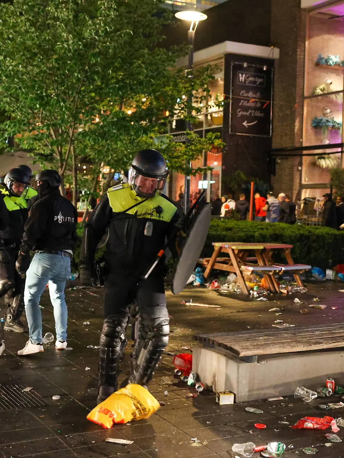  ROTTERDAM - The police have arrested dozens of people in Rotterdam after Feyenoord s lost match against AS Roma. It is restless in several places in the city. The riot police had to carry out charges and a water launcher was also deployed on the Coolsingel. ANP MEDIA TV xVIxANPxSportx/xxANPxIVx *** ROTTERDAM The police have arrested dozens of people in Rotterdam after Feyenoord s lost match against AS Roma It is restless in several places in the city The riot police had to carry out charges and a water launcher was also deployed on the Coolsingel ANP MEDIA TV xVIxANPxSportx xxANPxIVx 449304703 originalFilename: 449304703.jpg