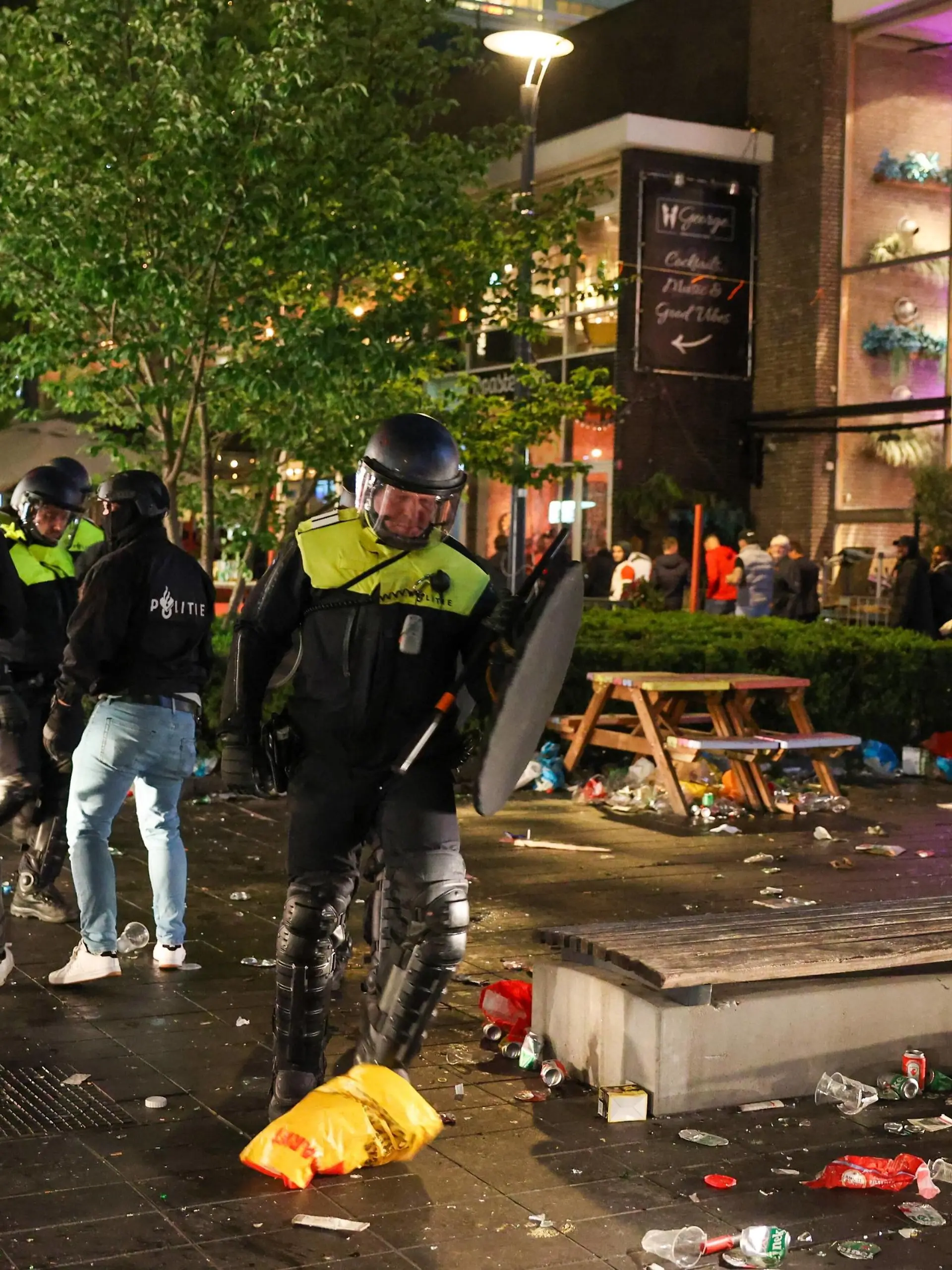  ROTTERDAM - The police have arrested dozens of people in Rotterdam after Feyenoord s lost match against AS Roma. It is restless in several places in the city. The riot police had to carry out charges and a water launcher was also deployed on the Coolsingel. ANP MEDIA TV xVIxANPxSportx/xxANPxIVx *** ROTTERDAM The police have arrested dozens of people in Rotterdam after Feyenoord s lost match against AS Roma It is restless in several places in the city The riot police had to carry out charges and a water launcher was also deployed on the Coolsingel ANP MEDIA TV xVIxANPxSportx xxANPxIVx 449304703 originalFilename: 449304703.jpg