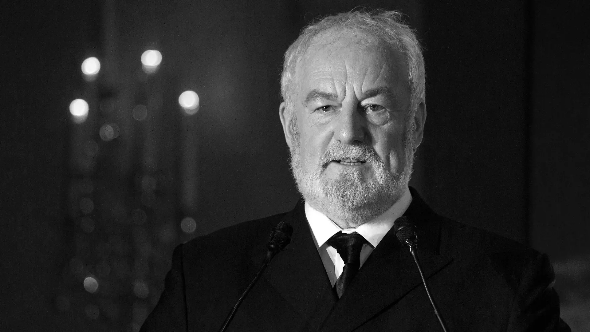 FILE PHOTO: Bernard Hill, actor of captain Edward Smith in the 1997 Titanic movie, speaks during a news conference in Hong Kong January 12, 2014. Seven-Star Energy Investment Group (SSEG) announced a 1 billion yuan ($165.23 million) project to build a life-sized Titanic replica, complete with a shipwreck simulation, for a theme park in central China by 2016, according to the company's press release. REUTERS/Tyrone Siu/File Photo