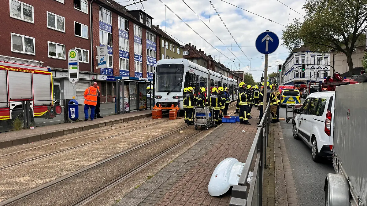 05.05.2024, Nordrhein-Westfalen, Gelsenkirchen: Einsatzkräfte stehen nach einem tödlichen Unfall mit einem kleinen Jungen an einer Straßenbahn. Ein siebenjähriger Junge ist in Gelsenkirchen von einer Straßenbahn erfasst und tödlich verletzt worden. Die Feuerwehr habe ihn befreien können, er sei dann aber auf dem Weg ins Krankenhaus gestorben. (zu dpa "Siebenjähriger wird von Straßenbahn überfahren") Foto: Justin Brosch/dpa +++ dpa-Bildfunk +++