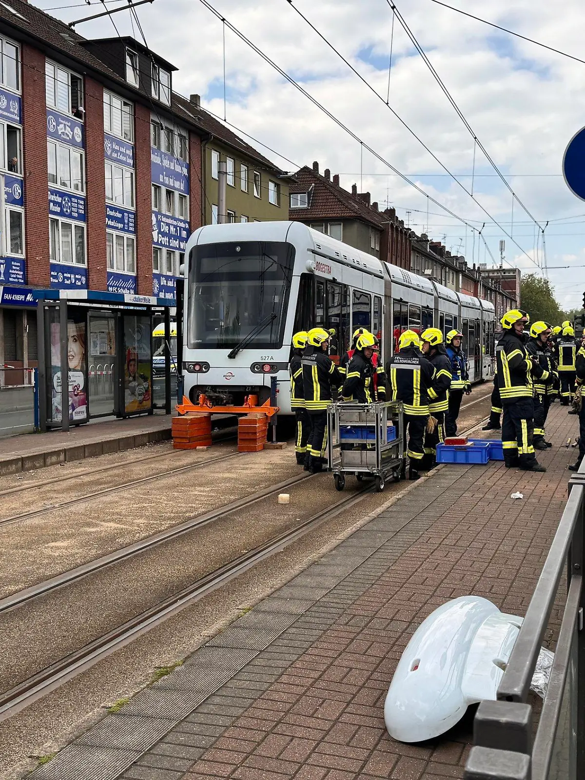 05.05.2024, Nordrhein-Westfalen, Gelsenkirchen: Einsatzkräfte stehen nach einem tödlichen Unfall mit einem kleinen Jungen an einer Straßenbahn. Ein siebenjähriger Junge ist in Gelsenkirchen von einer Straßenbahn erfasst und tödlich verletzt worden. Die Feuerwehr habe ihn befreien können, er sei dann aber auf dem Weg ins Krankenhaus gestorben. (zu dpa "Siebenjähriger wird von Straßenbahn überfahren") Foto: Justin Brosch/dpa +++ dpa-Bildfunk +++
