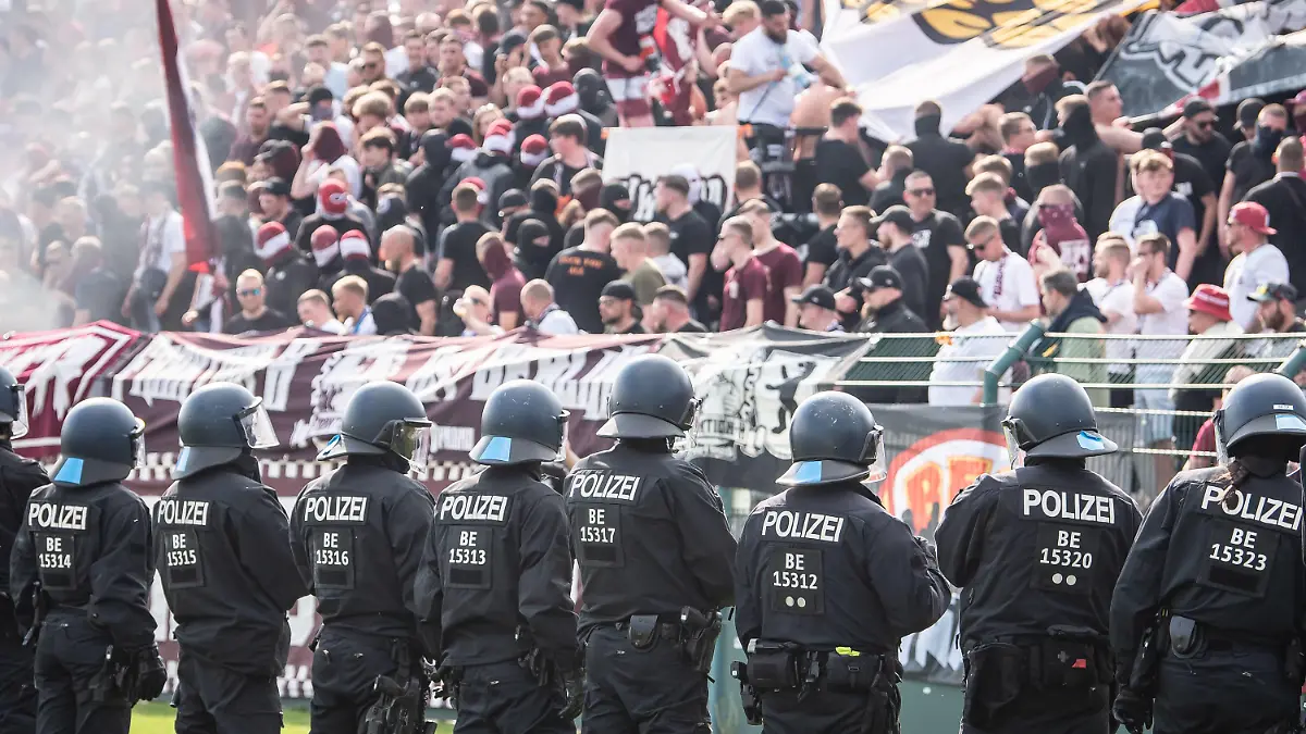 Regionalliga: BFC Dynamo vs Energie Cottbus Berlin, 04.05.2024 Das Spiel wird wegen mangelnder Sicherheit unterbrochen und die Polizei betritt das Spielfeld Regionalliga, BFC Dynamo vs Energie Cottbus, Sportforum Hohenschönhausen, Berlin 04.05.2024 *** Regionalliga BFC Dynamo vs Energie Cottbus Berlin, 04 05 2024 The match is interrupted due to lack of security and the police enter the pitch Regionalliga, BFC Dynamo vs Energie Cottbus, Sportforum Hohenschönhausen, Berlin 04 05 2024 Copyright: xBEAUTIFULxSPORTS/LucianoxLimax
