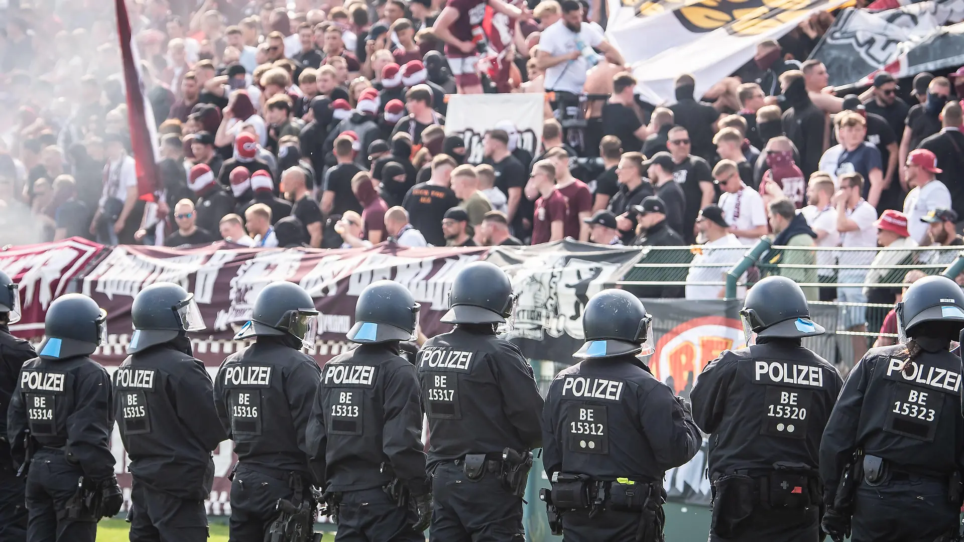 Regionalliga: BFC Dynamo vs Energie Cottbus Berlin, 04.05.2024 Das Spiel wird wegen mangelnder Sicherheit unterbrochen und die Polizei betritt das Spielfeld Regionalliga, BFC Dynamo vs Energie Cottbus, Sportforum Hohenschönhausen, Berlin 04.05.2024 *** Regionalliga BFC Dynamo vs Energie Cottbus Berlin, 04 05 2024 The match is interrupted due to lack of security and the police enter the pitch Regionalliga, BFC Dynamo vs Energie Cottbus, Sportforum Hohenschönhausen, Berlin 04 05 2024 Copyright: xBEAUTIFULxSPORTS/LucianoxLimax