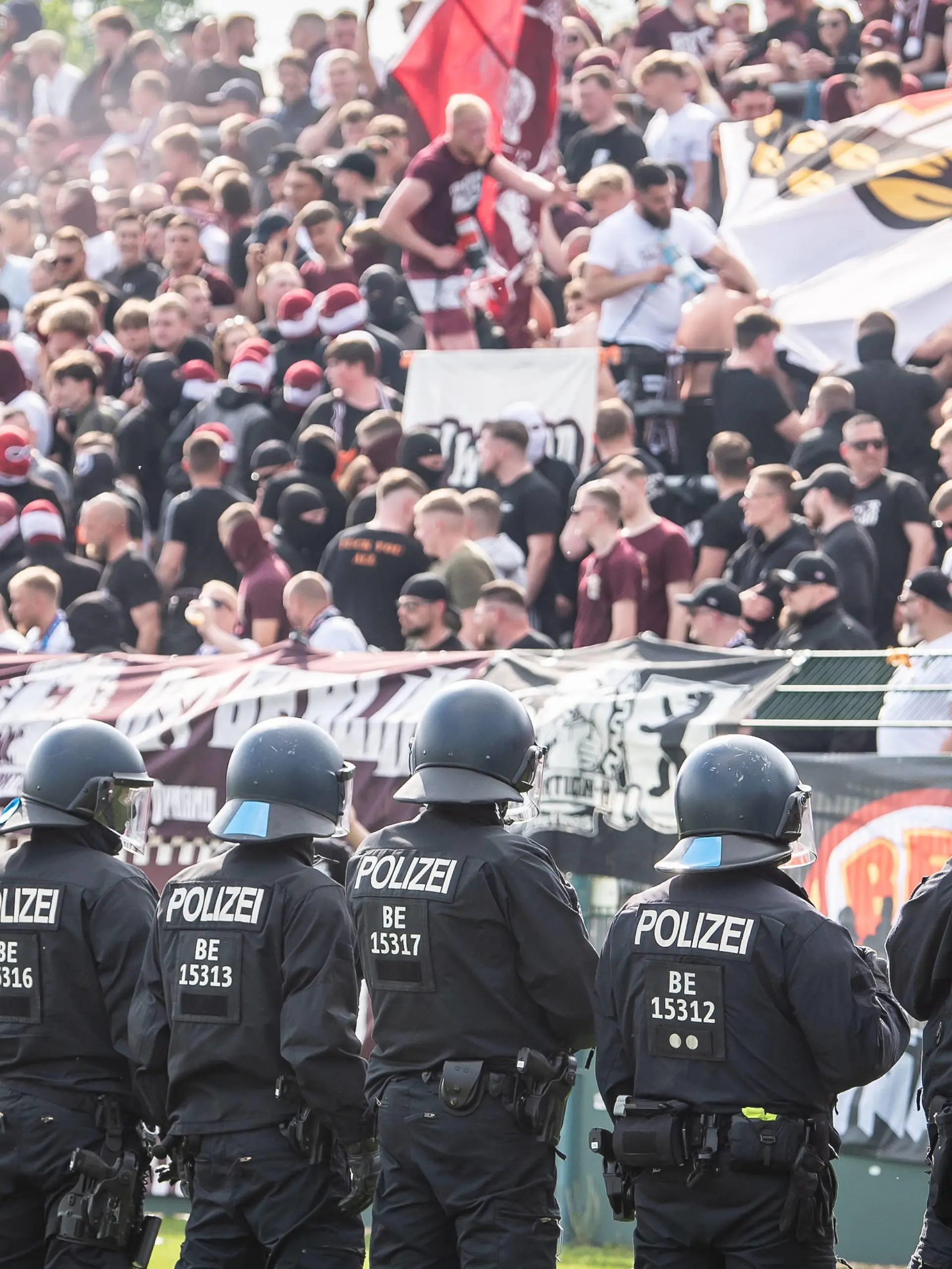 Regionalliga: BFC Dynamo vs Energie Cottbus Berlin, 04.05.2024 Das Spiel wird wegen mangelnder Sicherheit unterbrochen und die Polizei betritt das Spielfeld Regionalliga, BFC Dynamo vs Energie Cottbus, Sportforum Hohenschönhausen, Berlin 04.05.2024 *** Regionalliga BFC Dynamo vs Energie Cottbus Berlin, 04 05 2024 The match is interrupted due to lack of security and the police enter the pitch Regionalliga, BFC Dynamo vs Energie Cottbus, Sportforum Hohenschönhausen, Berlin 04 05 2024 Copyright: xBEAUTIFULxSPORTS/LucianoxLimax