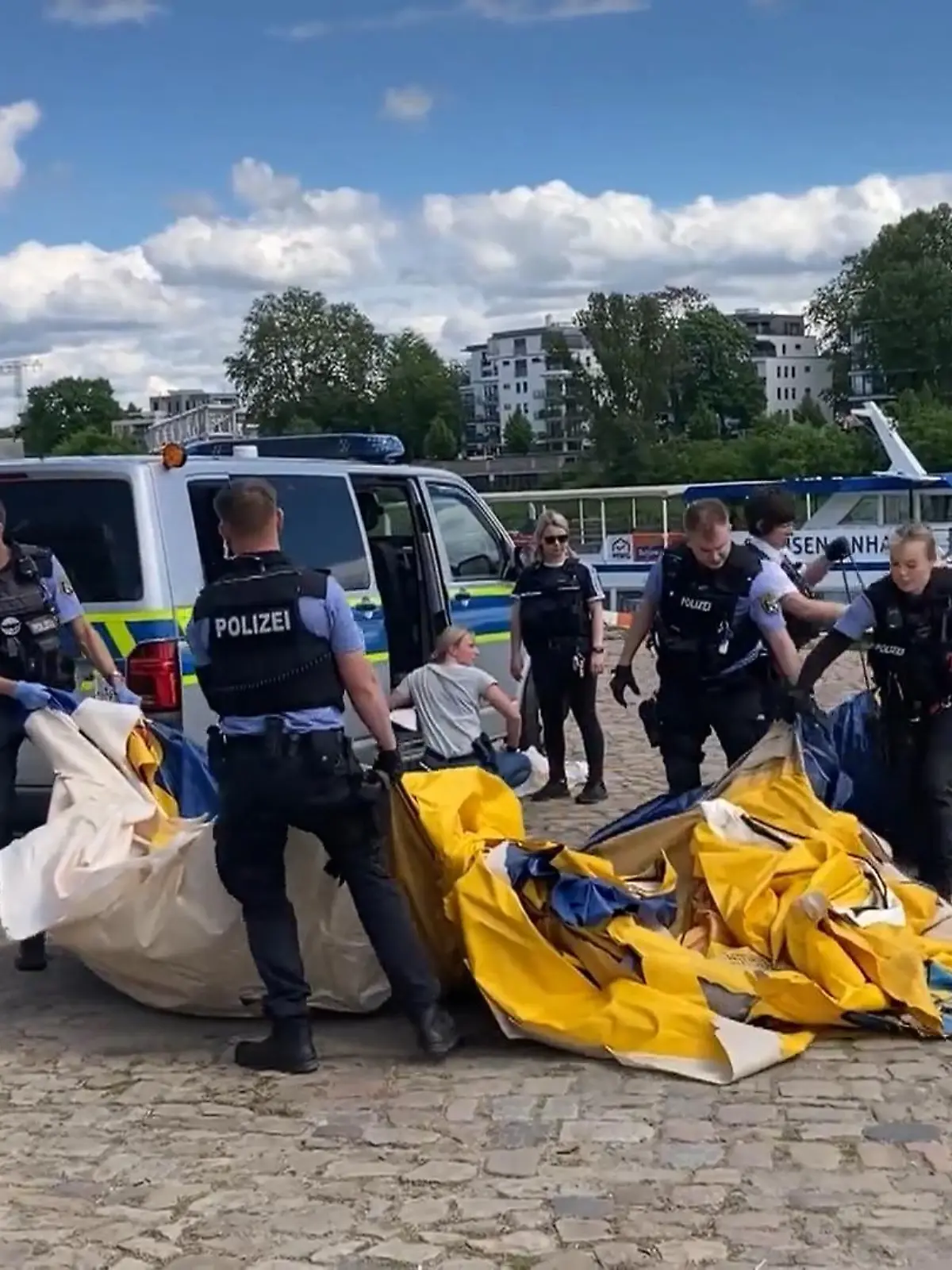 Am Sonntag (5. Mai) wurde eine Hüpfburg mit spielenden Kindern in der sachsen-anhaltinischen Hauptstadt von einer Windböe erfasst und in die Elbe geweht. Aktuell läuft ein Großeinsatz. Die Polizei spricht von acht Verletzten.