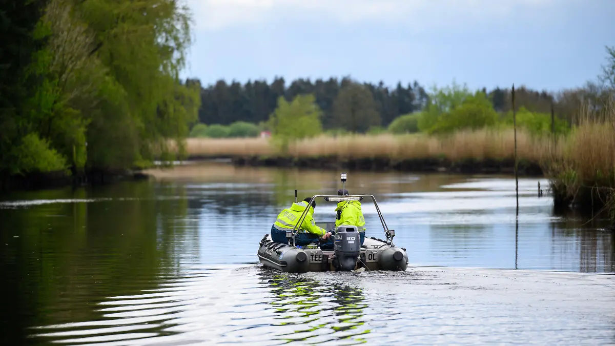 24.04.2024, Niedersachsen, Elm: Einsatzkräfte der Polizei sind mit einem Sonarboot auf dem Gewässer Oste im Einsatz. Mit einem Sonargerät suchen sie den Grund des Gewässers nach Spuren ab. Von dem vermissten sechs Jahre alten Jungen aus dem niedersächsischen Bremervörde fehlt noch immer jede Spur. Foto: Daniel Reinhardt/dpa +++ dpa-Bildfunk +++