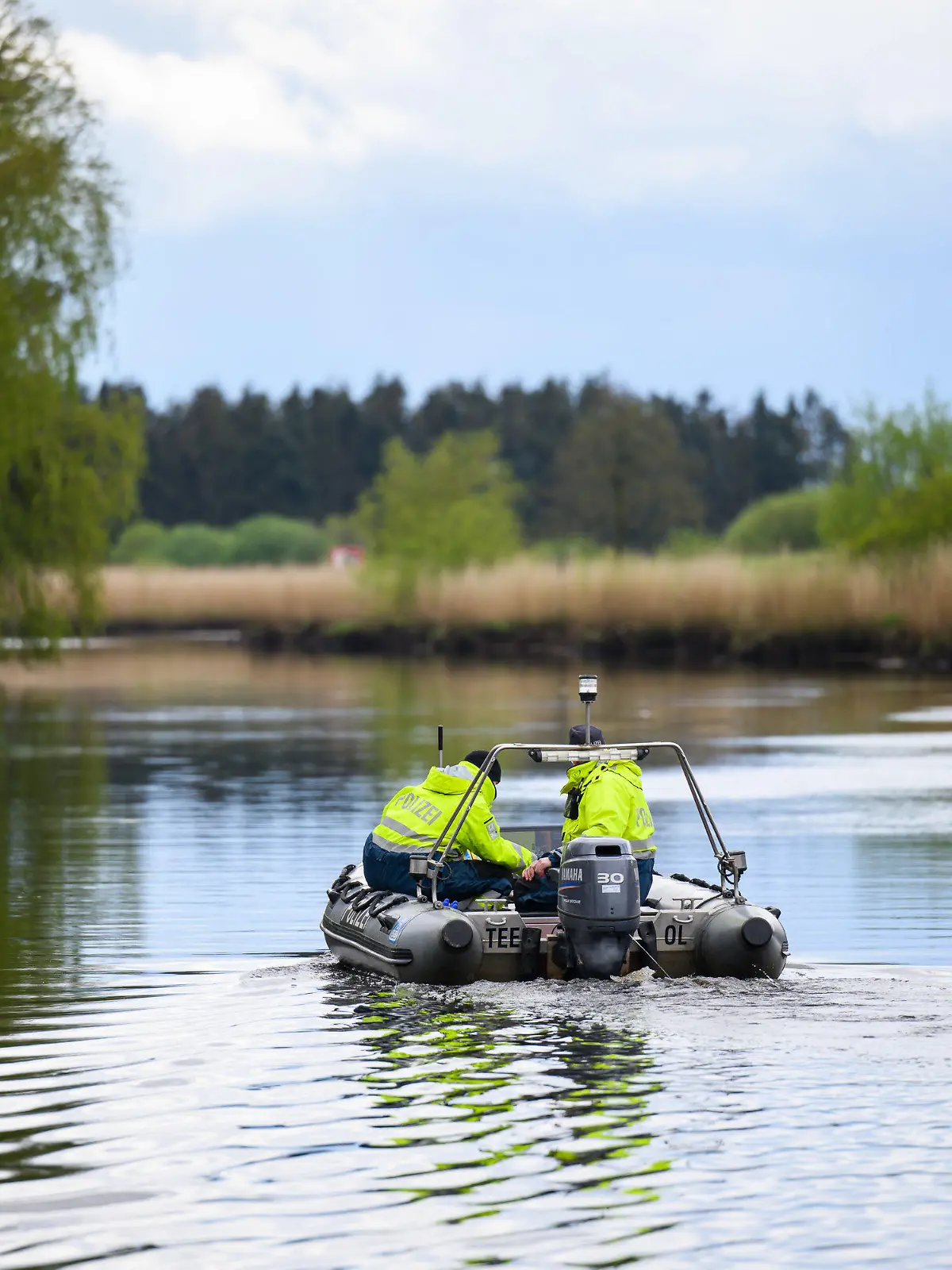 24.04.2024, Niedersachsen, Elm: Einsatzkräfte der Polizei sind mit einem Sonarboot auf dem Gewässer Oste im Einsatz. Mit einem Sonargerät suchen sie den Grund des Gewässers nach Spuren ab. Von dem vermissten sechs Jahre alten Jungen aus dem niedersächsischen Bremervörde fehlt noch immer jede Spur. Foto: Daniel Reinhardt/dpa +++ dpa-Bildfunk +++