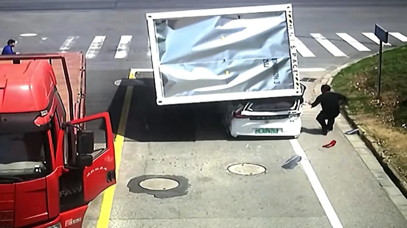 Kinder und Mann sind eingequetscht