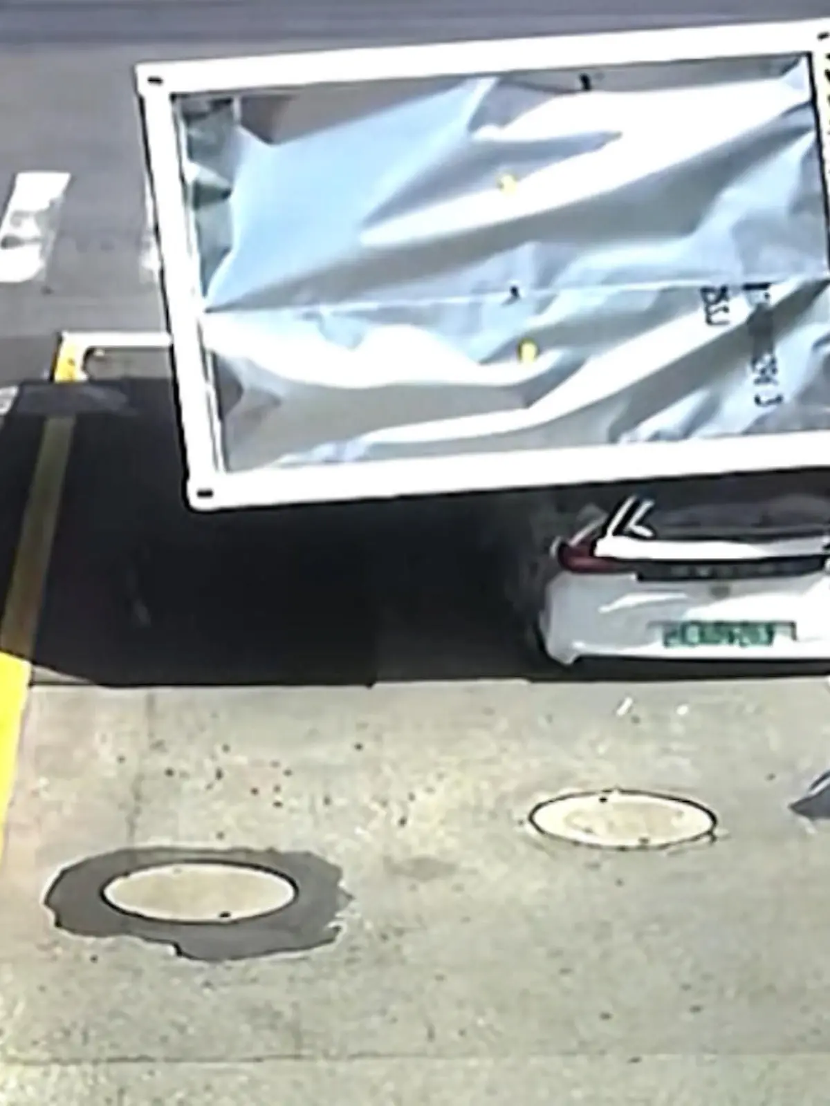 Ein Mann und zwei Kinder warten im Auto an einer Ampel. Doch dann biegt ein LKW in die Straße ein und verliert seine Ladung auf dem PKW. Wie die drei Personen gerettet wurden, erfahrt Ihr im Video.