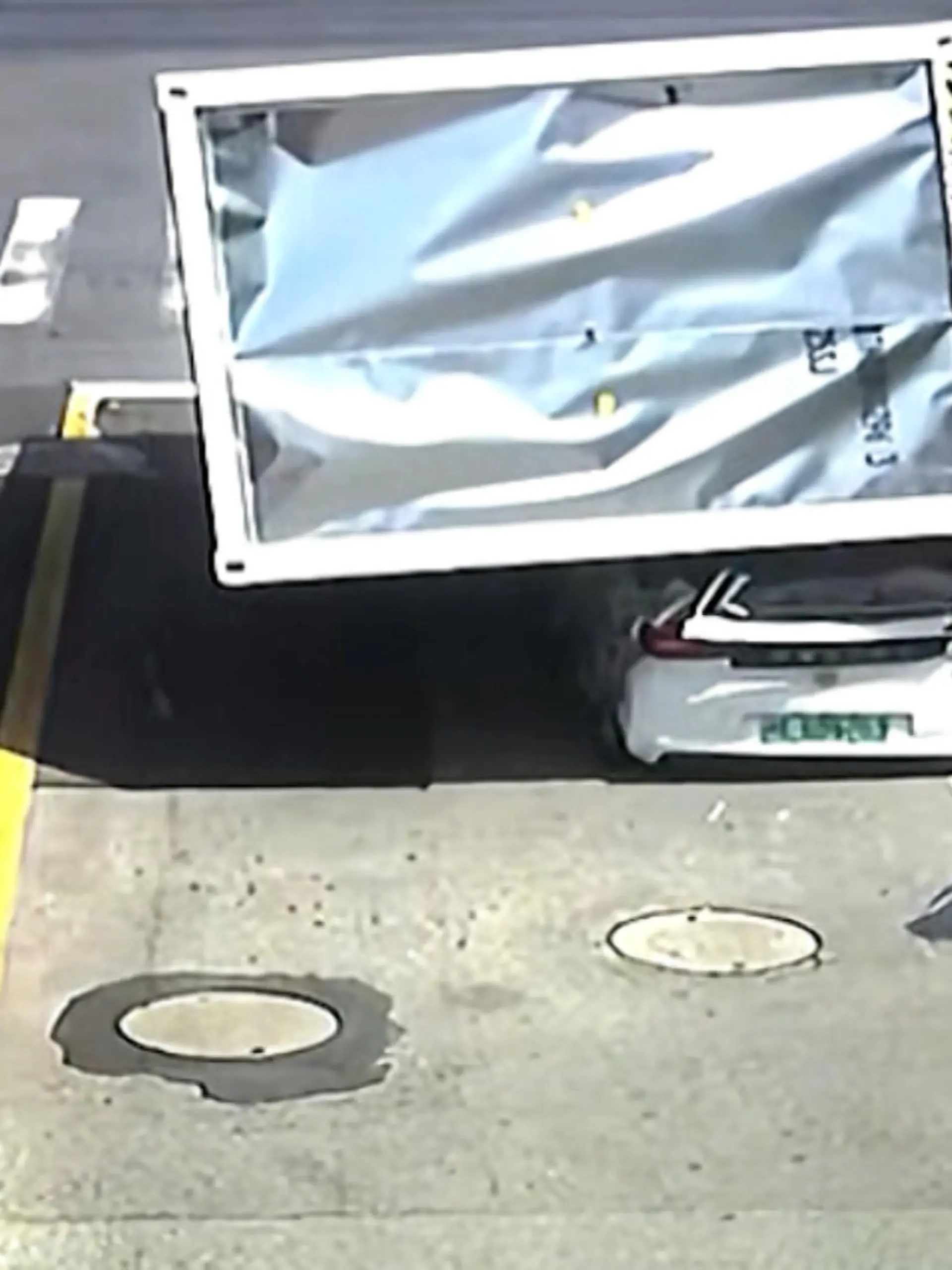 Ein Mann und zwei Kinder warten im Auto an einer Ampel. Doch dann biegt ein LKW in die Straße ein und verliert seine Ladung auf dem PKW. Wie die drei Personen gerettet wurden, erfahrt Ihr im Video.