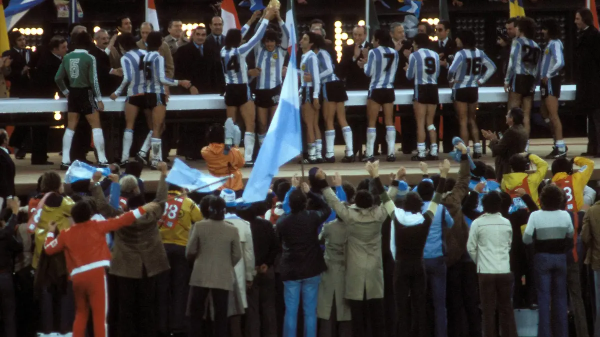Bildnummer: 01505127 Datum: 25.06.1978 Copyright: imago/Sven Simon
Weltmeister Argentinien, v.li. Torwart Ubaldo Fillol, Daniel Bertoni, Jorge Mario Olguin, Leopoldo Luque und Daniel Passarella mit dem FIFA Weltpokal, Osvaldo Ardiles, Omar Larrosa, Luis Galvan, Rene Houseman, Oscar Ortiz, Alberto Tarantini, Mario Kempes; ... und Nationaltrainer Cesar Luis Menotti. Vdia, quer, Siegerehrung, Podium, Podest, Sieg, Sieger, Jubel, jubeln, Siegesjubel, Pokal, Trophäe, Fan, Fans, Fußballfan, Fußballfans, Zuschauer, Publikum Weltmeisterschaft 1978, Nationalmannschaft, Nationalteam, Länderspiel, Finale, Endspiel Buenos Aires Trainer, Coach, Nationalcoach Freude, Begeisterung, Fußball WM Herren Mannschaft Totale optimistisch Randmotiv Personen Objekte