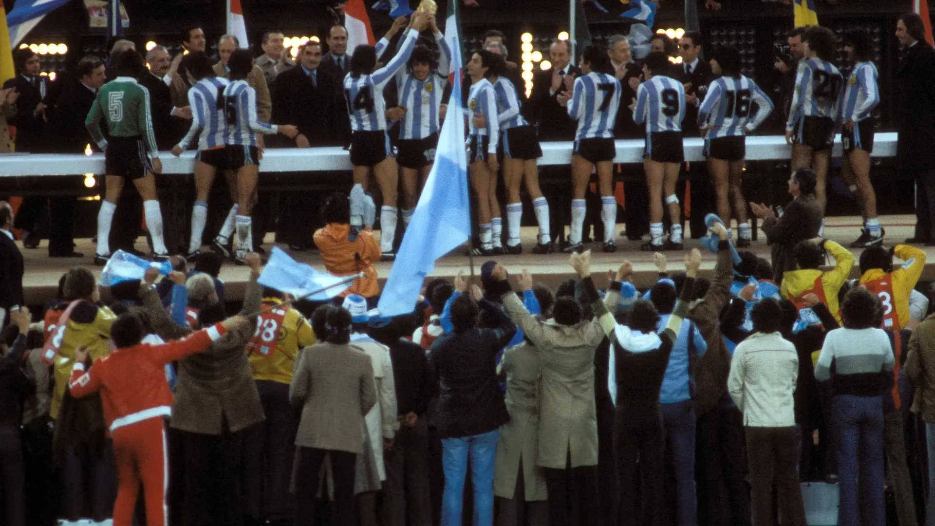 Bildnummer: 01505127 Datum: 25.06.1978 Copyright: imago/Sven Simon
Weltmeister Argentinien, v.li. Torwart Ubaldo Fillol, Daniel Bertoni, Jorge Mario Olguin, Leopoldo Luque und Daniel Passarella mit dem FIFA Weltpokal, Osvaldo Ardiles, Omar Larrosa, Luis Galvan, Rene Houseman, Oscar Ortiz, Alberto Tarantini, Mario Kempes; ... und Nationaltrainer Cesar Luis Menotti. Vdia, quer, Siegerehrung, Podium, Podest, Sieg, Sieger, Jubel, jubeln, Siegesjubel, Pokal, Trophäe, Fan, Fans, Fußballfan, Fußballfans, Zuschauer, Publikum Weltmeisterschaft 1978, Nationalmannschaft, Nationalteam, Länderspiel, Finale, Endspiel Buenos Aires Trainer, Coach, Nationalcoach Freude, Begeisterung, Fußball WM Herren Mannschaft Totale optimistisch Randmotiv Personen Objekte