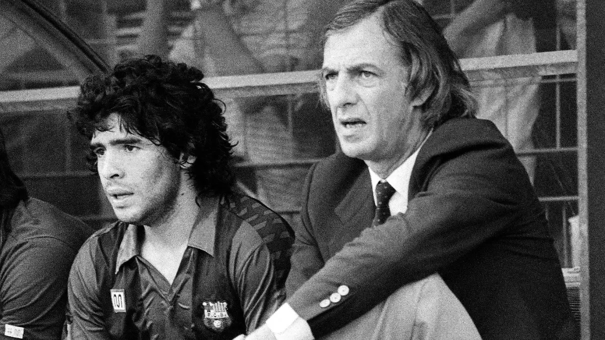 28.08.1983, Frankreich, Bordeaux: Diego Maradona (M) vom FC Barcelona, sein Trainer Cesar Luis Menotti (r) und Alain Giresse vom FC Girondins de Bordeaux sitzen bei dem internationalen Fußballspiel in Bordeaux am 28. August 1983 am Spielfeldrand. Cesar Menotti, ehemaliger argentinischer Fußballspieler und Argentiniens Weltmeistertrainer von 1978, ist im Alter von 85 Jahren gestorben, teilte der argentinische Fußballverband mit. Foto: Rene Jean/AFP/dpa +++ dpa-Bildfunk +++