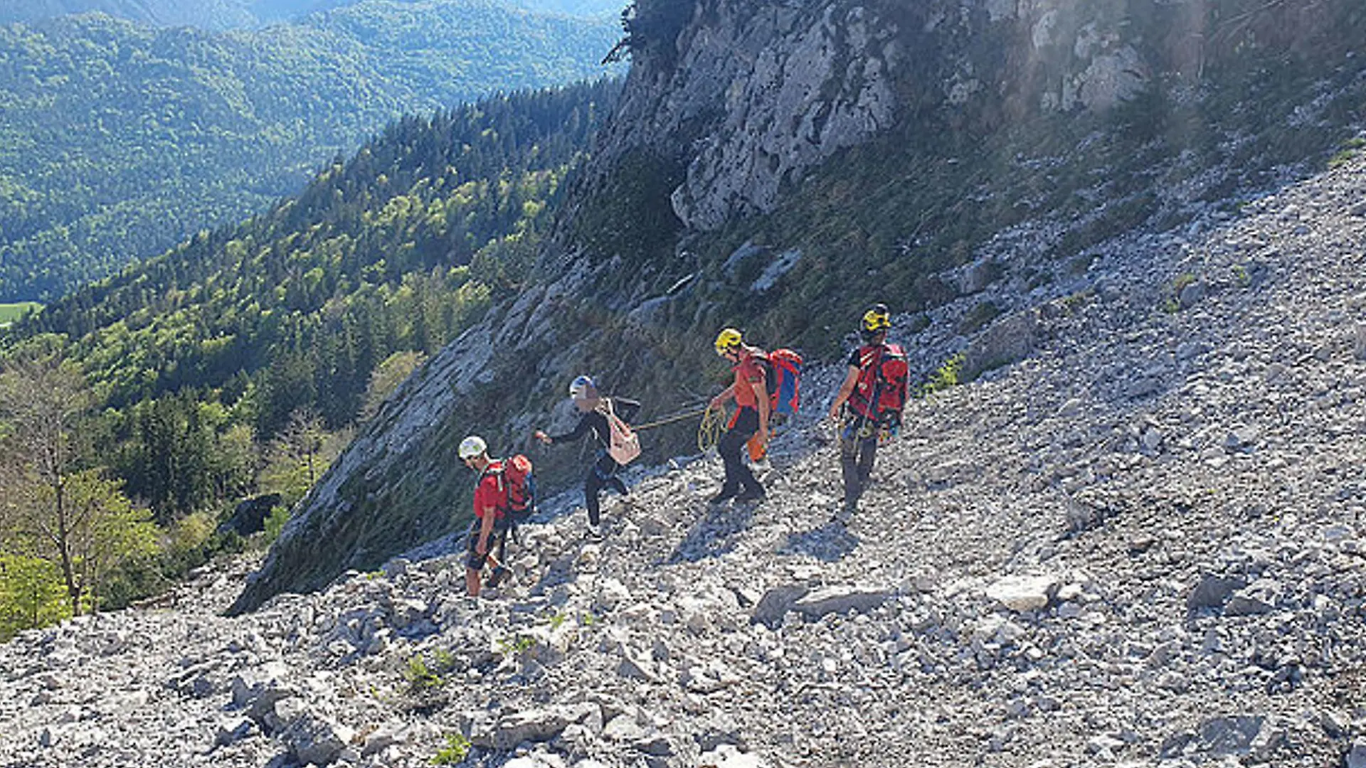 Die jungen Frauen waren auf Kurzurlaub am Hochstaufen unterwegs.