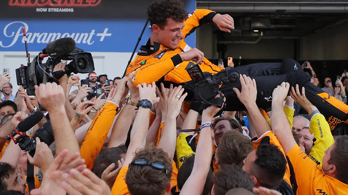 Formula One F1 - Miami Grand Prix - Miami International Autodrome, Miami, Florida, United States - May 5, 2024 McLaren's Lando Norris is thrown in the air by his team as he celebrates winning the Miami Grand Prix REUTERS/Brian Snyder