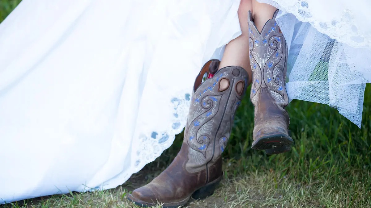 Cowboystiefel liegen voll im Trend, doch es gibt immer wieder neue Kombinationsmöglichkeiten.