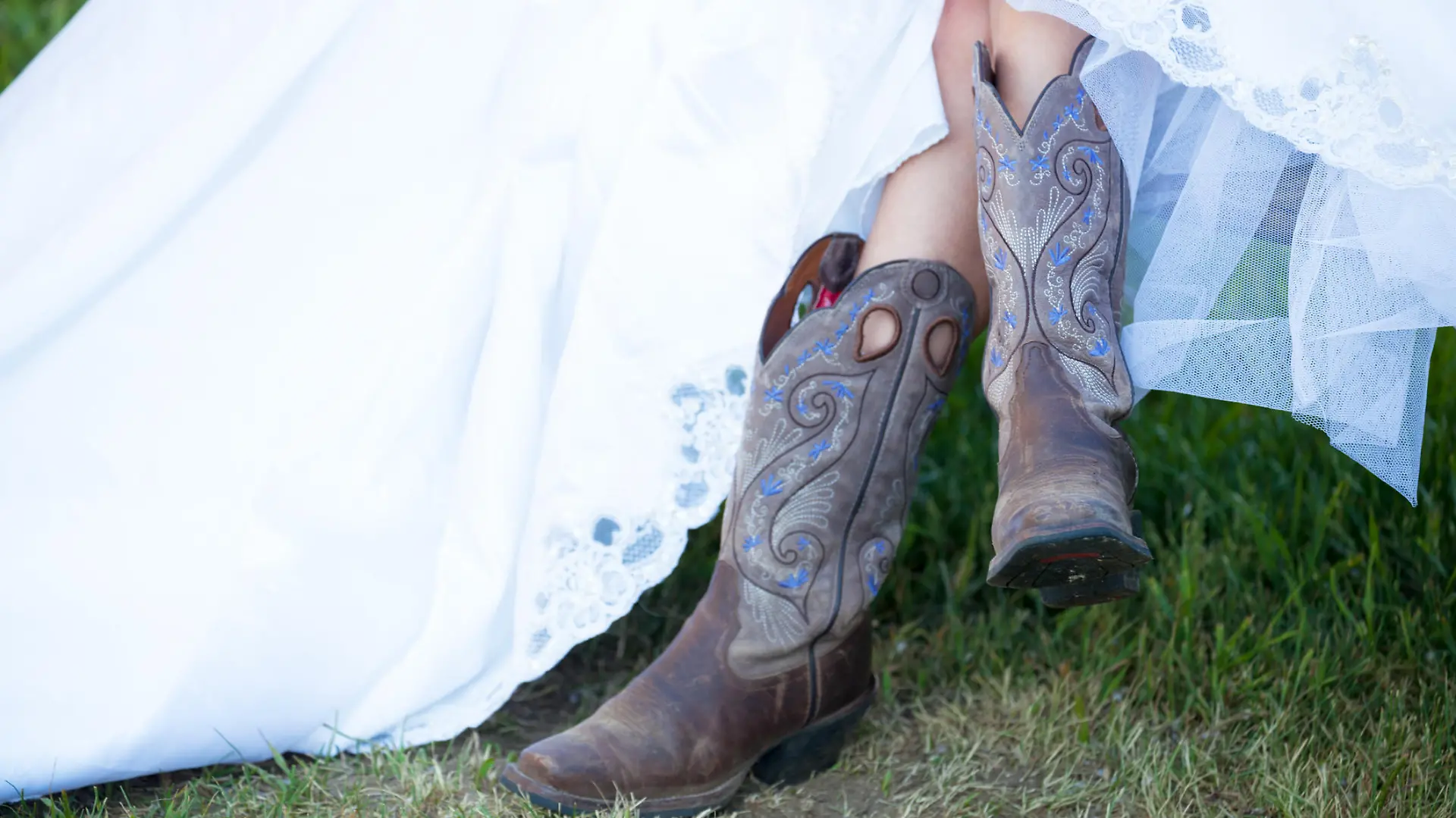 Cowboystiefel liegen voll im Trend, doch es gibt immer wieder neue Kombinationsmöglichkeiten.