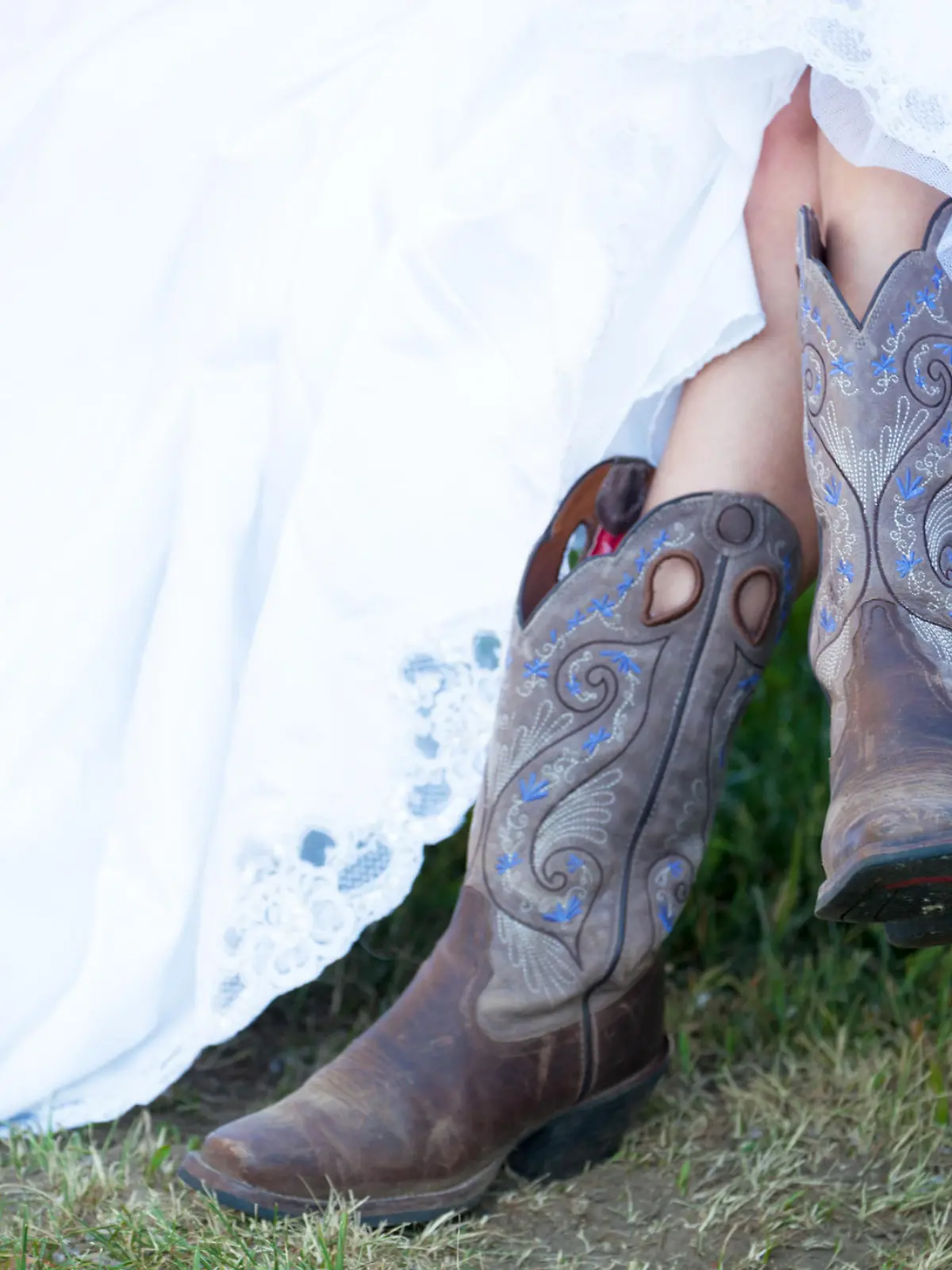 Cowboystiefel liegen voll im Trend, doch es gibt immer wieder neue Kombinationsmöglichkeiten.