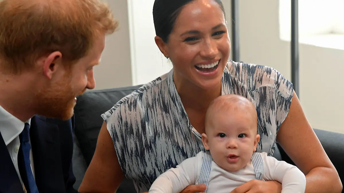 Entertainment Bilder des Tages Britain s Prince Harry and Meghan visit South Africa Britain s Prince Harry and his wife Meghan, Duchess of Sussex, holding their son Archie, meet Archbishop Desmond Tutu at the Desmond & Leah Tutu Legacy Foundation in Cape Town, South Africa, September 25, 2019. REUTERS/Toby Melville/Pool PUBLICATIONxINxGERxSUIxAUTxONLY Copyright: xTOBYxMELVILLEx 45572939