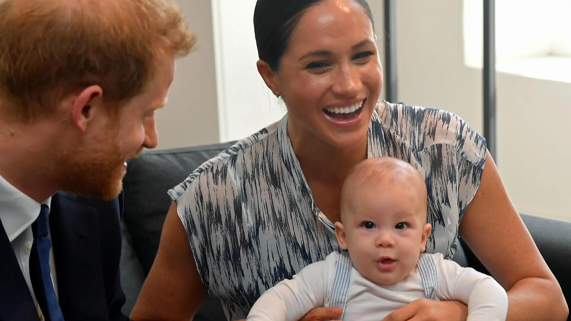 Entertainment Bilder des Tages Britain s Prince Harry and Meghan visit South Africa Britain s Prince Harry and his wife Meghan, Duchess of Sussex, holding their son Archie, meet Archbishop Desmond Tutu at the Desmond & Leah Tutu Legacy Foundation in Cape Town, South Africa, September 25, 2019. REUTERS/Toby Melville/Pool PUBLICATIONxINxGERxSUIxAUTxONLY Copyright: xTOBYxMELVILLEx 45572939